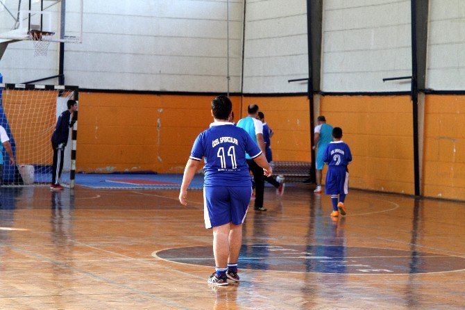 Fethiye’de Protokol Özel Sporcular İle Futsal Oynadı