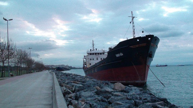 Kartal’da Karaya Oturan Gemiler Kurtarılmayı Bekliyor