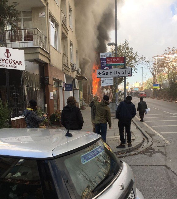 Kadıköy’de Türkü Bar’da Yangın Paniği