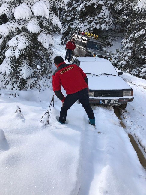 Karda Mahsur Kalan 3 Kişi Kardoof Tarafından Kurtarıldı