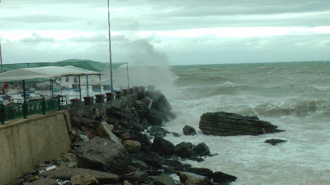 Karadeniz’de Dev Dalgalar Sahilleri Dövüyor