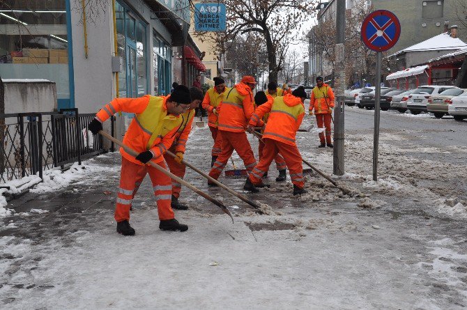 Kars Belediyesi Kaldırım Ve Caddelerin Buz Ve Karını Temizliyor