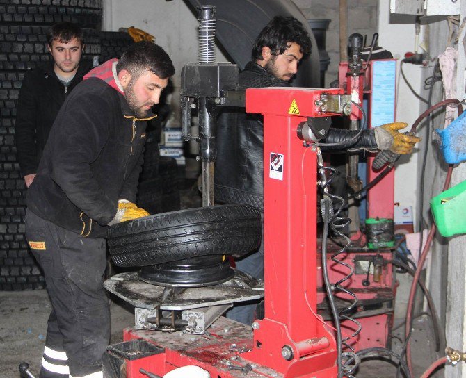 Nevşehir’de Lastikçilerde Kış Yoğunluğu Yaşanıyor