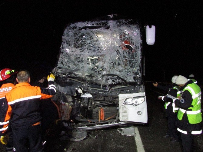 Afyonkarahisar’da Otobüs Kamyona Arakdan Çarptı 13 Yaralı