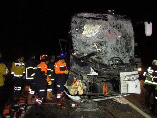 Afyonkarahisar’da Otobüs Kamyona Arakdan Çarptı 13 Yaralı