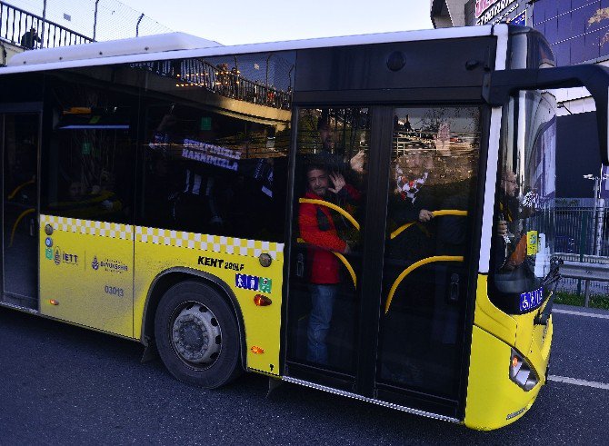 Beşiktaşlı Taraftarlar Kadıköy’e Geldi