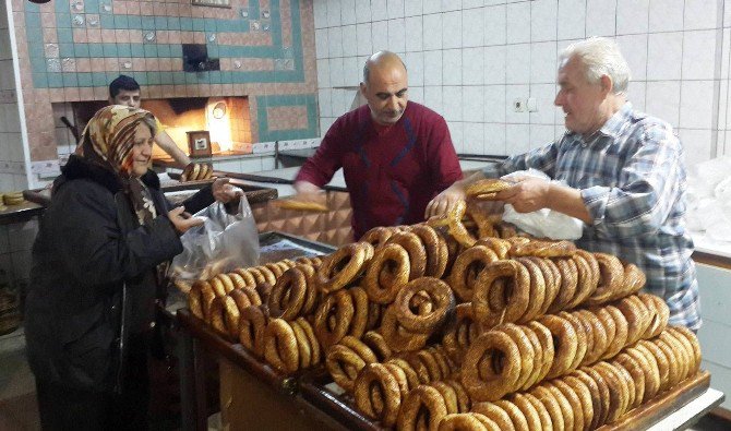 ’Gevrek Kraliçesi’ Lütfiye Teyze 10 Yıldır Gece Gündüz Gevrek Satıyor