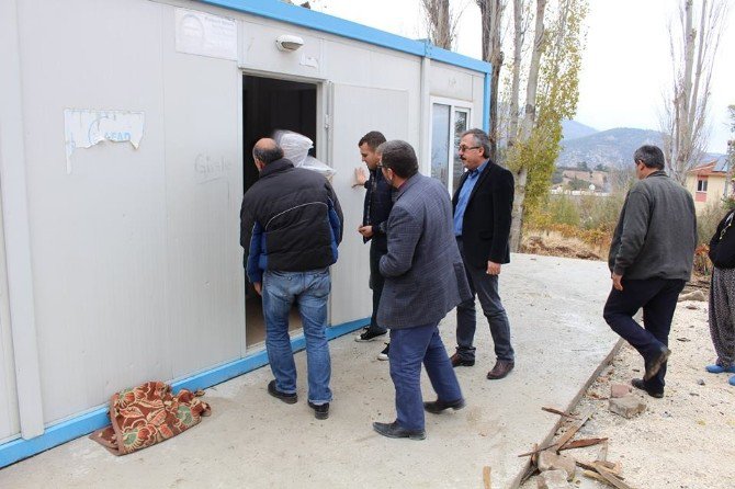 Büyükşehir Belediyesinden İhtiyaç Sahibine Konteynır Ve Ev Eşyası Yardımı