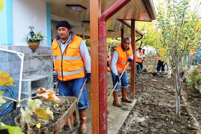 Ayvalık’ta Sel Felaketinin Ardından Yaralar Sarılmaya Çalışılıyor