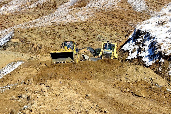 Pütürge’de Yol Çalışmaları Devam Ediyor