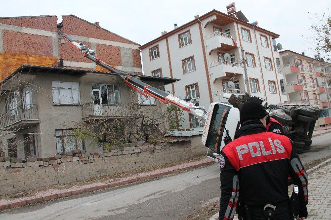 Elazığ’da Devrilen Vinç 2 Binaya Zarar Verdi