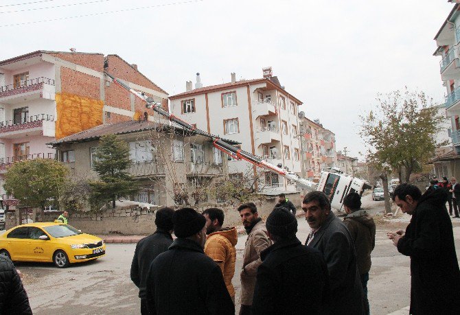 Elazığ’da Devrilen Vinç 2 Binaya Zarar Verdi