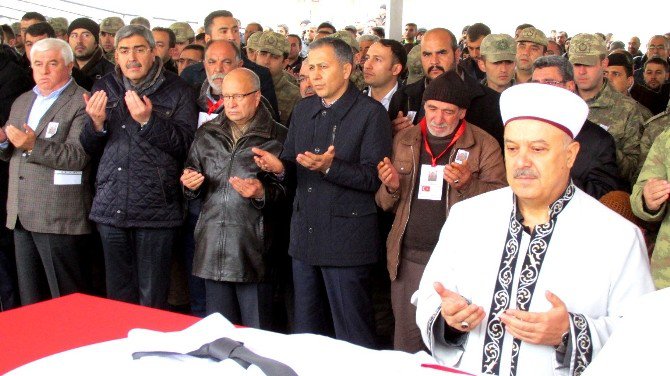 Şehidin Tabutuna Damatlık Gömleği Örtüldü