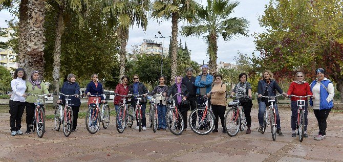 Muratpaşa Belediyesi’nden Kadınlara Bisiklet Eğitimi