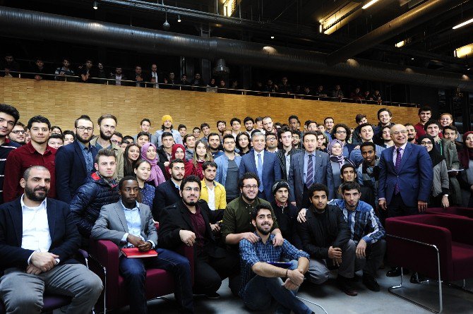 11. Cumhurbaşkanı Gül, Abdullah Gül Üniversitesi’nde Derse Katıldı