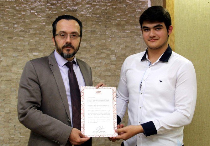 Yök Bursu Kazanan Üniversitelilere Başarı Belgesi Verildi