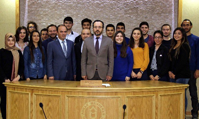 Yök Bursu Kazanan Üniversitelilere Başarı Belgesi Verildi