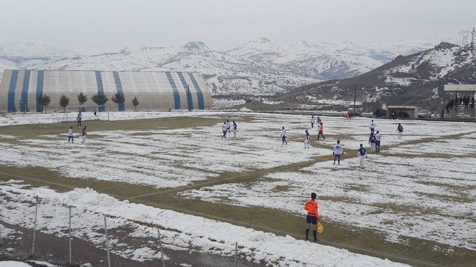 Amatör Maç Karla Kaplı Sahada Oynandı