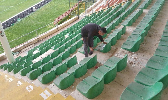 Konyasporlu Taraftarlar Oba Stadı’nı Savaş Alanına Çevirdi