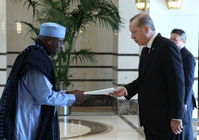 Benin Büyükelçisi Cumhurbaşkanı Erdoğan’a Güven Mektubu Sundu