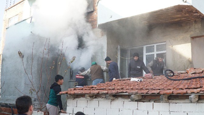 Evde Çıkan Yangın Korkuttu