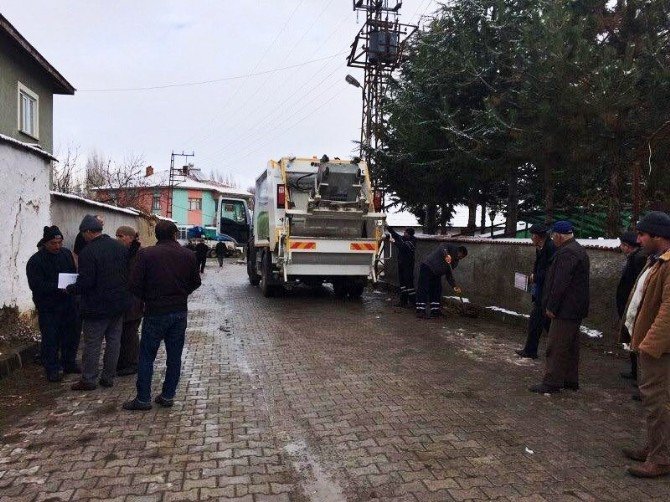 Sungurlu’da Köylerdeki Çöpler Toplanıyor