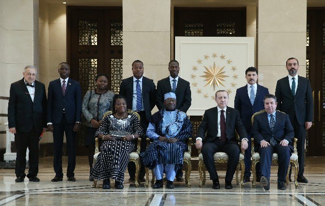 Benin Büyükelçisi Cumhurbaşkanı Erdoğan’a Güven Mektubu Sundu