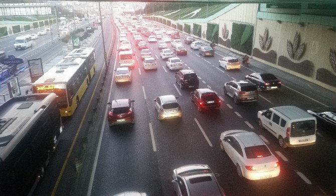 Araç Yangını İstanbul Trafiğini Kilitledi