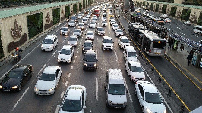 Araç Yangını İstanbul Trafiğini Kilitledi