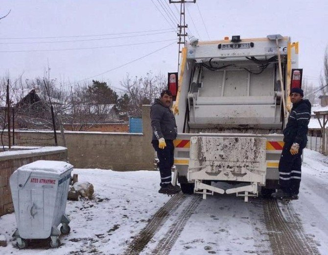 Sungurlu’da Köylerdeki Çöpler Toplanıyor