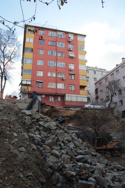 Maltepe’de Göçük, 7 Katlı Bina Boşaltıldı