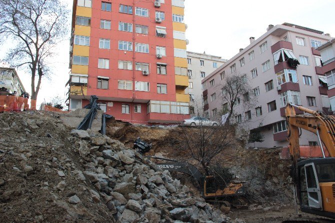 Maltepe’de Göçük, 7 Katlı Bina Boşaltıldı