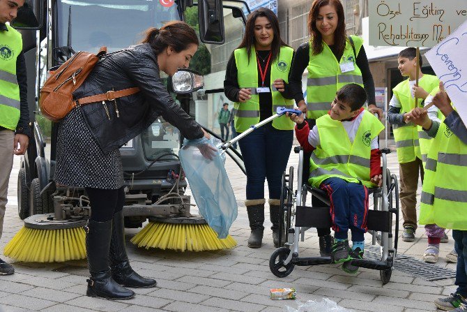 Engelliler, Atatürk Caddesi’nde Çöp Topladı