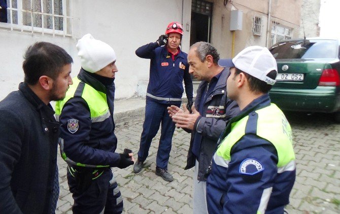 El Frenini Çekmediği Otomobili İle Elektrik Direğinin Arasına Sıkıştı