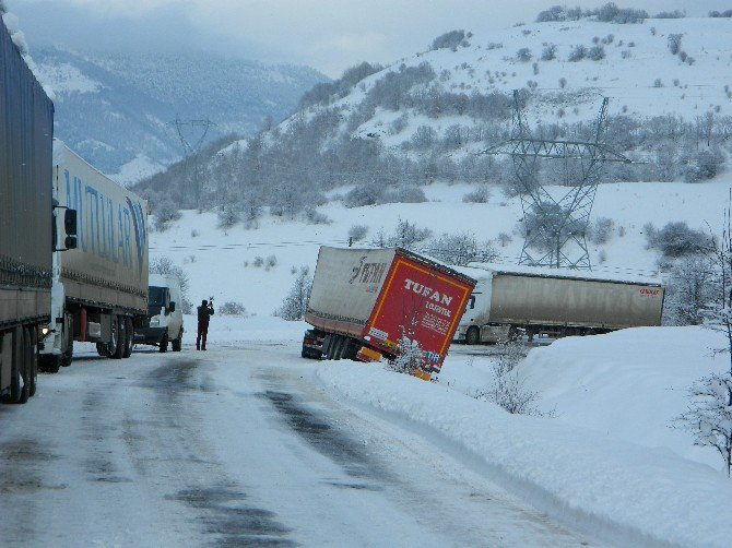 Posof’ta Kar Ve Tipi Yolları Kapattı