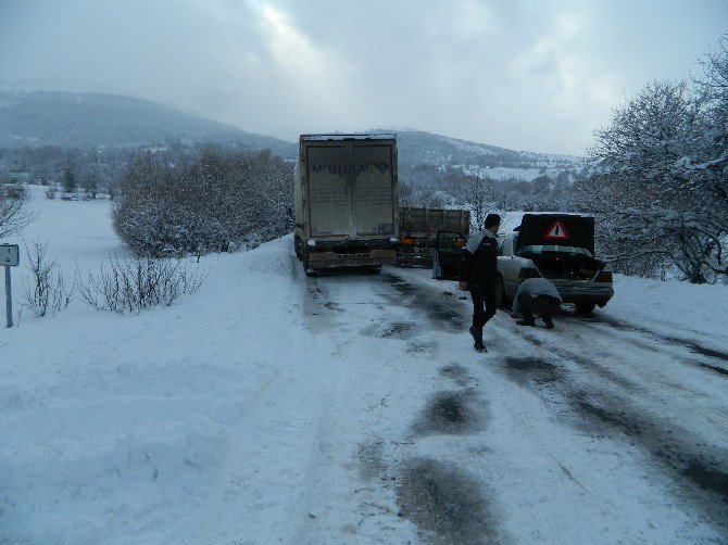 Posof’ta Kar Ve Tipi Yolları Kapattı