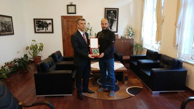 Maratonculardan Kaymakam Sırmalı’ya Plaket