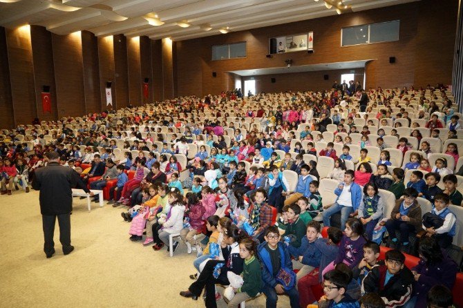 Miniklerden Tiyatro Gösterisine Yoğun İlgi