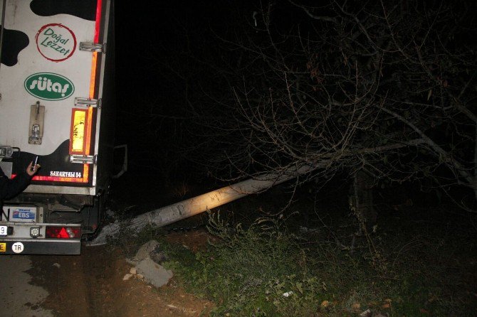 Elektrik Direğini Deviren Tır Bir İlçeyi Karanlıkta Bıraktı