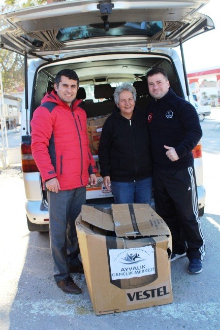 Ayvalık Gençlik Merkezi’nden Selzedelere Giyim Eşyası Yardımı