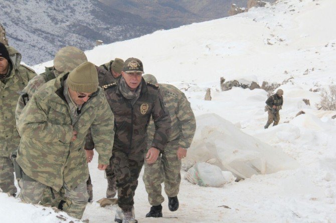 Hakkari İl Emniyet Müdürü Ve Komutanlardan Mehmetçiklere Moral Ziyareti