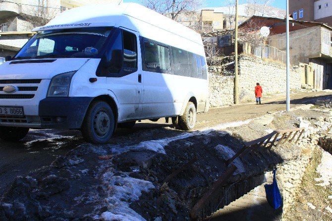 Hakkari’de Tahrip Olan Köprü Tehlike Saçıyor