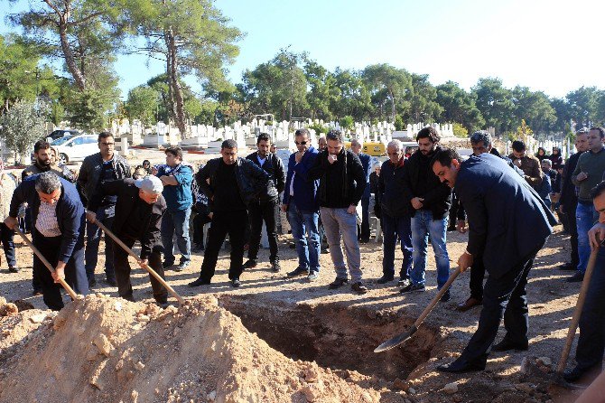 Antalyalı Gazeteci Gözyaşları Arasında Toprağa Verildi