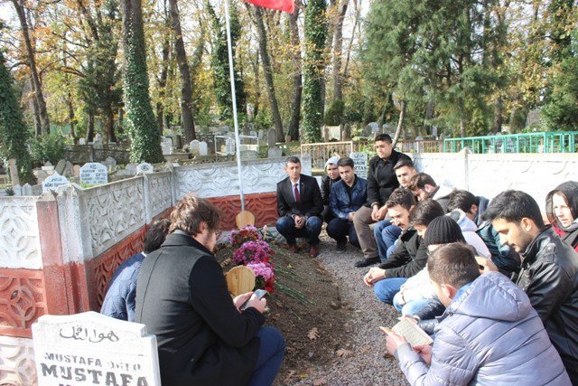 Bilecikli Gençlerden Kaymakam Safitürk’ün Ailesine Ve Mezarına Ziyaret