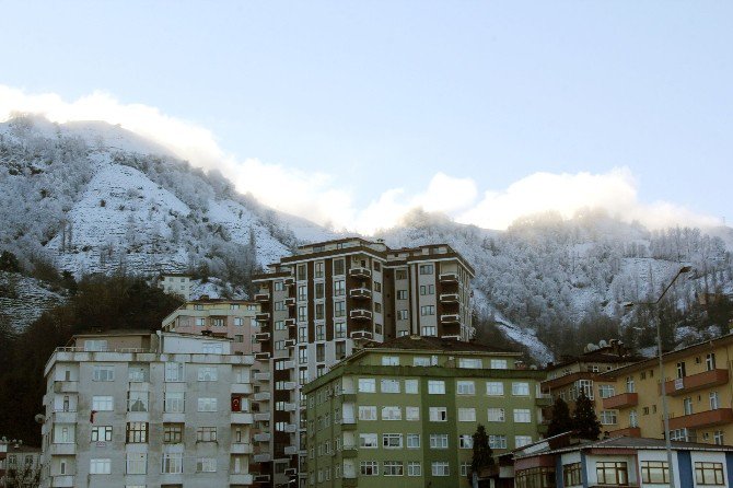 Rize Şehir Merkezine Mevsimin İlk Karı Yağdı