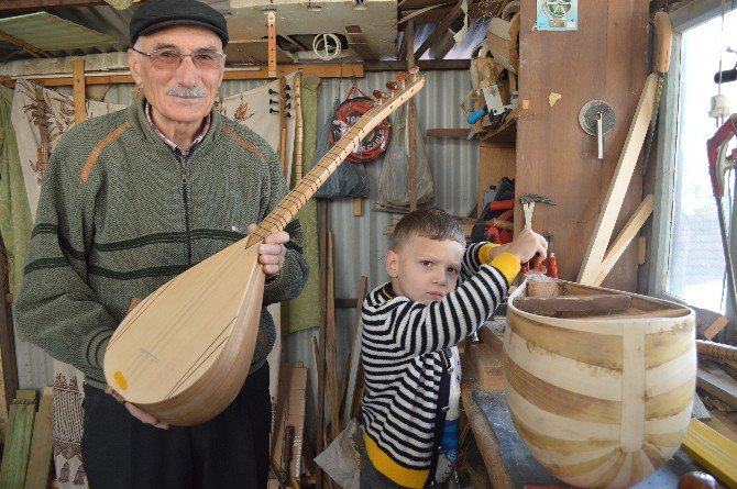 Dede-torun Hem Saz Yapıyor, Hem De Çalıyor