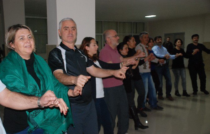 Günün Stresini Halk Oyunları Oynayarak Atıyorlar