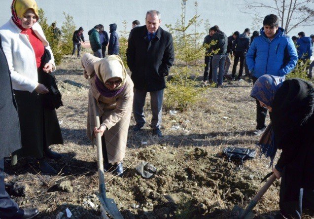 Lise Öğrencileri 15 Temmuz Şehitleri Anısına Ağaç Dikti