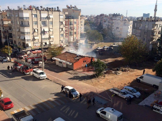 Antalya’da Hurda Dolu Depoda Korkutan Yangın