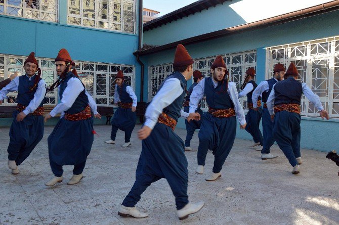 Silah Sesleri Altında Çalıştılar, Şampiyon Oldular